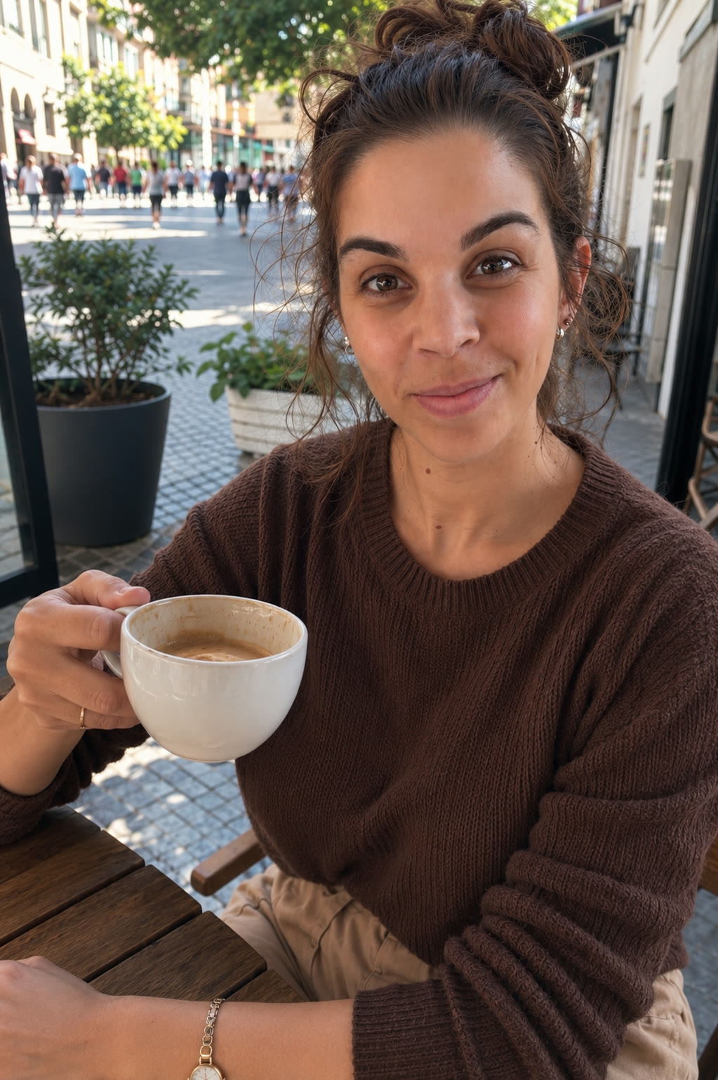 Cátia com um café numa esplanada